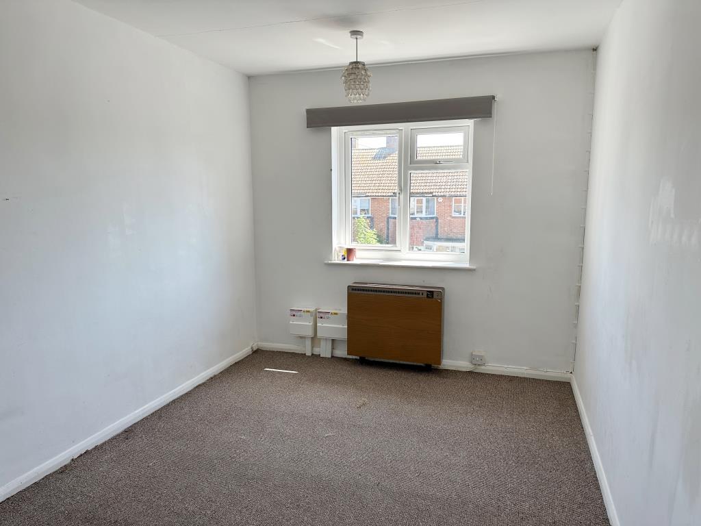 Lot: 81 - MIXED USE FREEHOLD BLOCK FOR INVESTMENT - Bedroom located in the flat